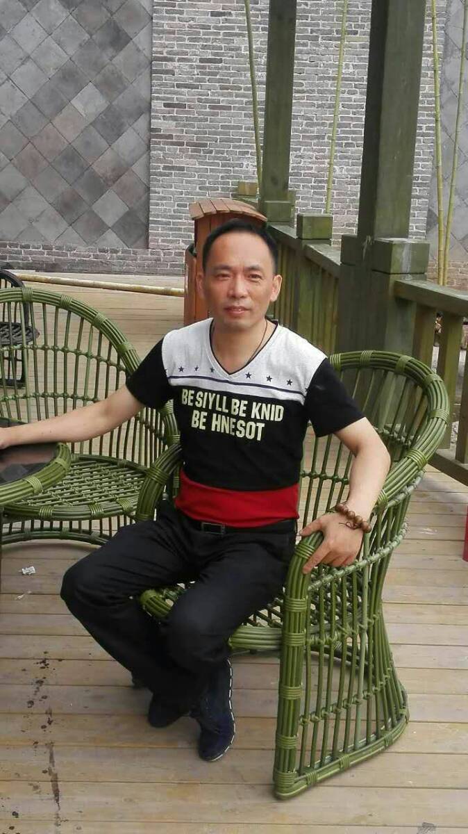 个人简介: 陈学宏,字习丹,号楚水轩主,江苏泰州板桥故里人,毕业于